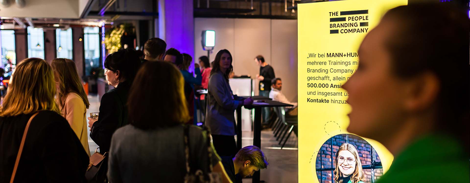 STAGEMee OMR Konferenz Menschen Rollup leuchtet