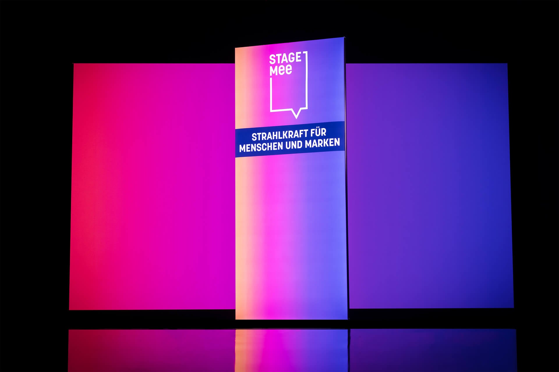 kräftige Farben leuchten im LED Roll Up Werbebanner