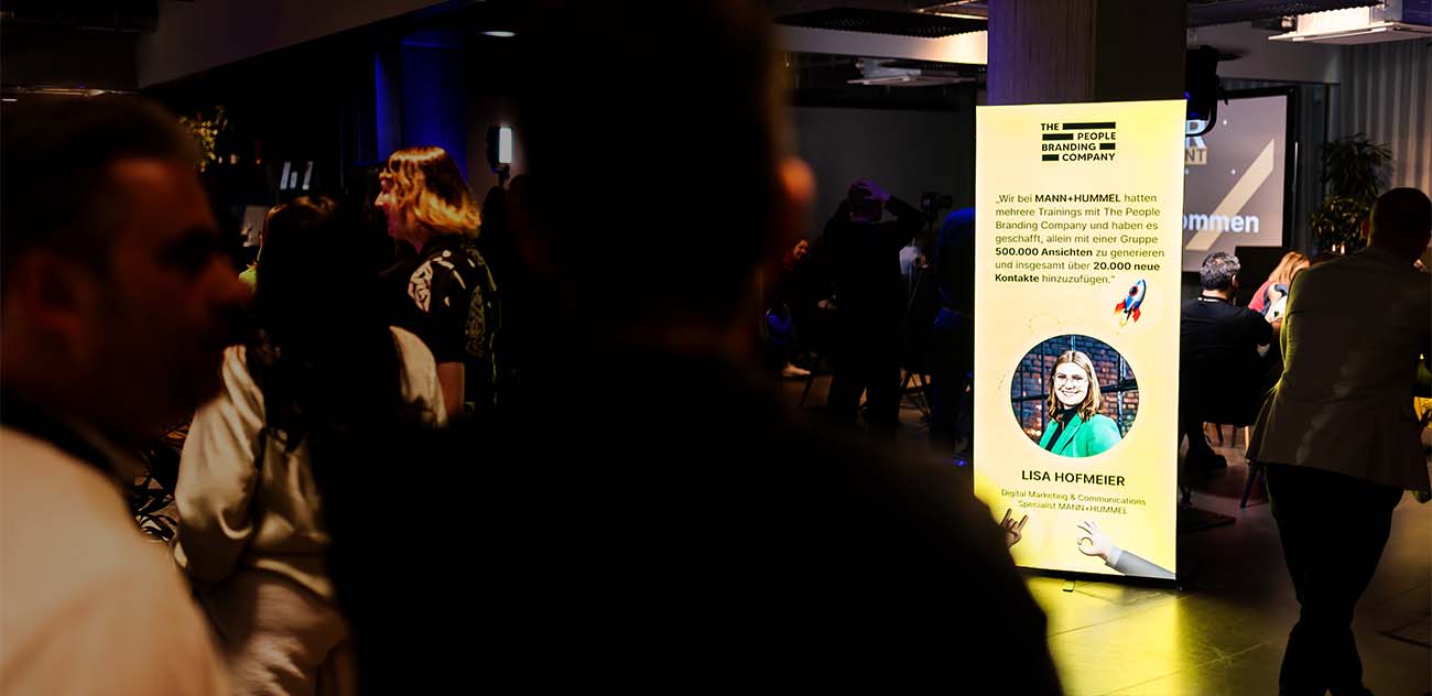 Menschen gehen an leuchtenden STAGEMee Rollups vorbei